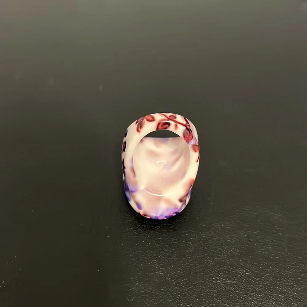 Vintage Plastic Lucite Ring, Floral, White, Purple, Boho, Retro, Size 7.75 - Picture 7 of 7